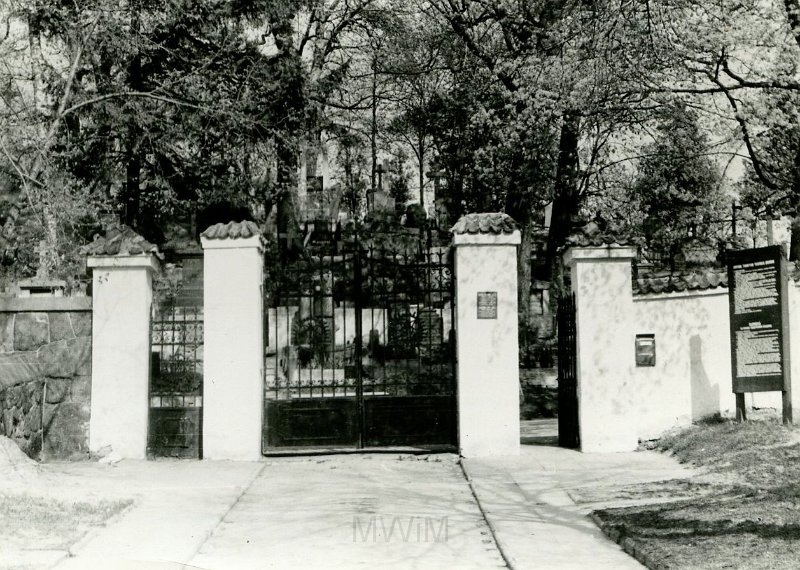 KKE 1324.jpg - Cmentarz na Rossie. Brama wejściowa.